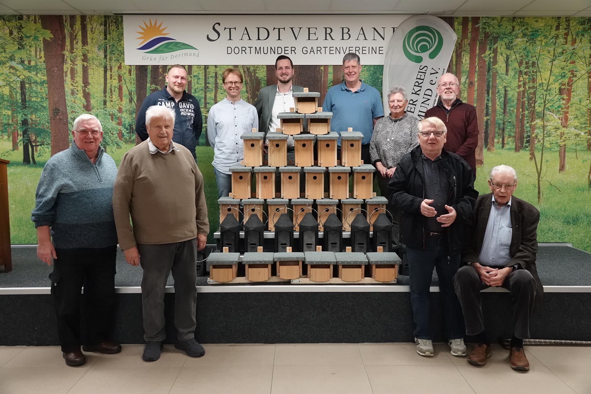 Grüner Kreis spendet Vogelnistkästen